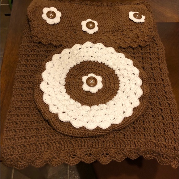 THREE PIECE BATHROOM SET, TANK TOP LID COVER, RUG - Picture 2 of 3